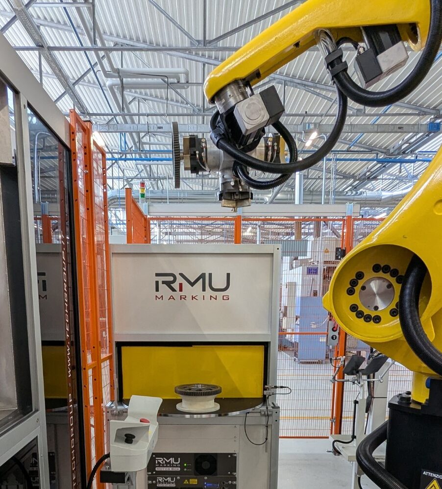 Marcatura laser in isola robotizzata.
