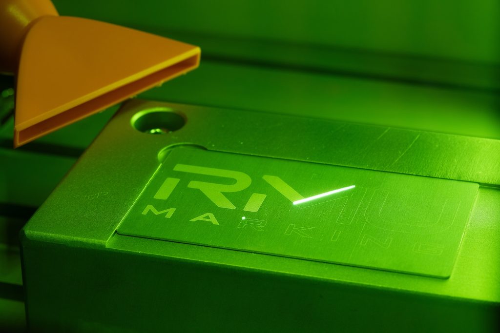 Iscrizione RMU su prodotto marcatura laser profonda marcatura industriale laser incisione laser Applicazioni delle Macchine Laser Fibra RMU