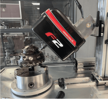 Laser F2 in opera a 45 gradi. Marcatura portatile non è sinonimo di marcatura leggera con i sistemi RMU MARKING