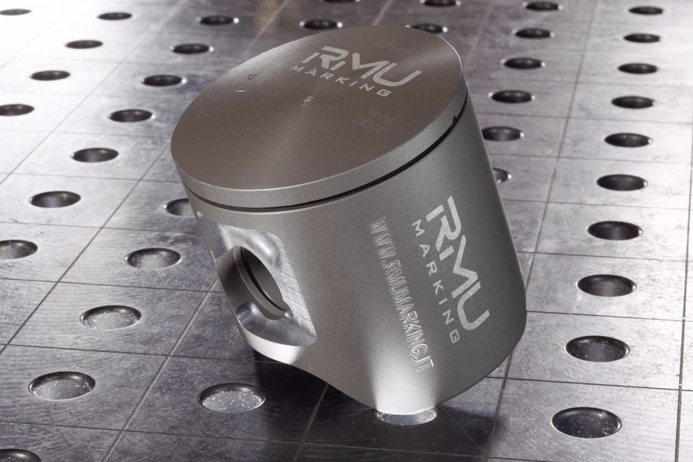 Marcatura laser su superfici curve e irregolari Prodotto lavorato da RMU.