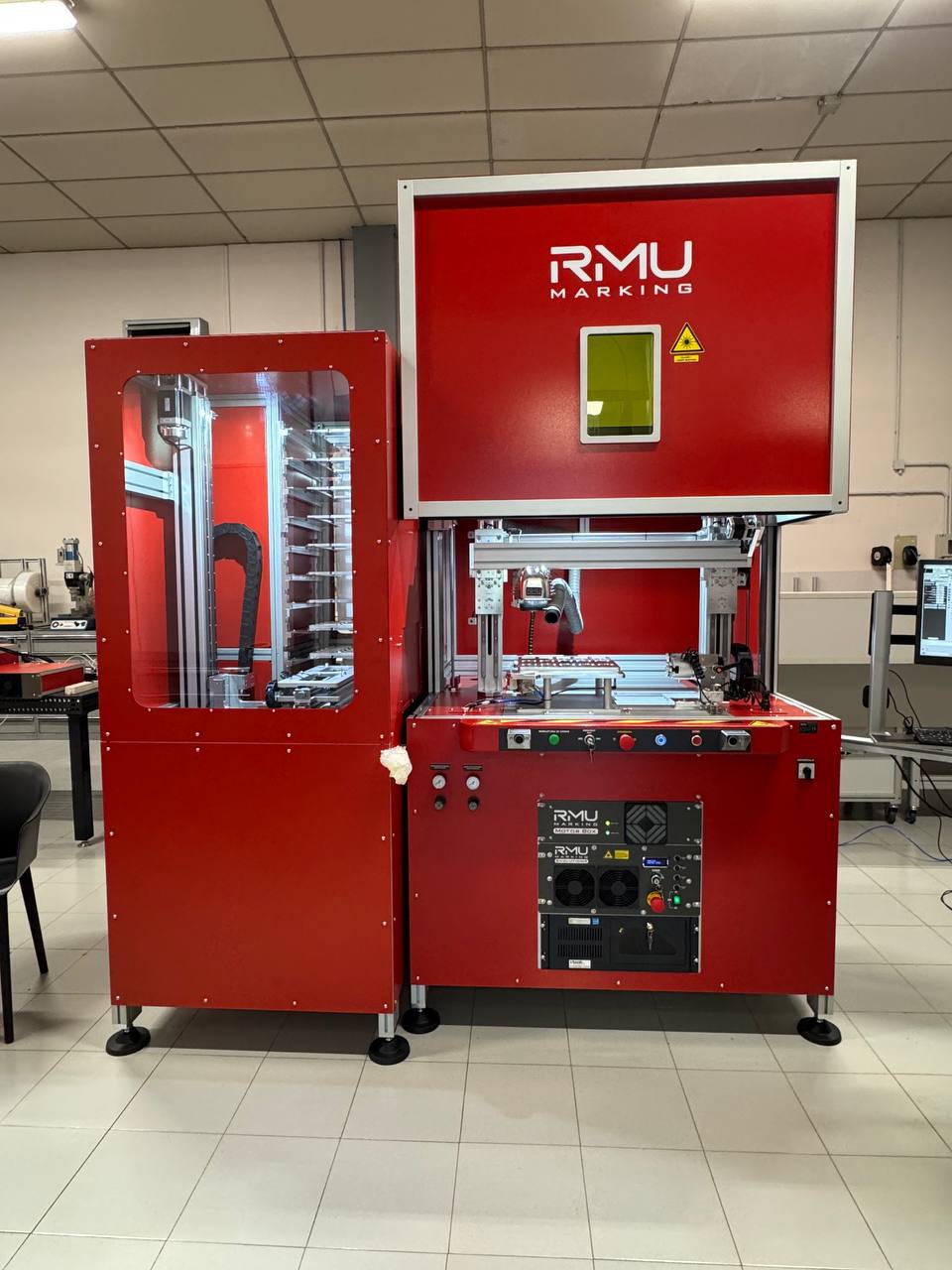 Sistema di marcatura laser con magazzino verticale